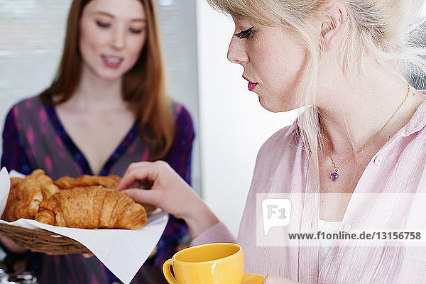 Junge Frauen mit Croissants