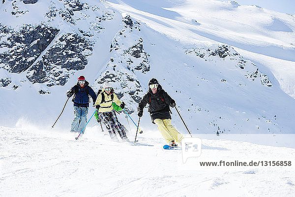 Gruppe von Freunden beim Skifahren am Berg