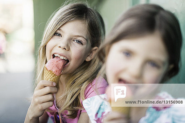Zwei junge Mädchen essen Eiscreme