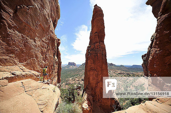 Wanderin auf Felsformation in Sedona  Arizona  USA