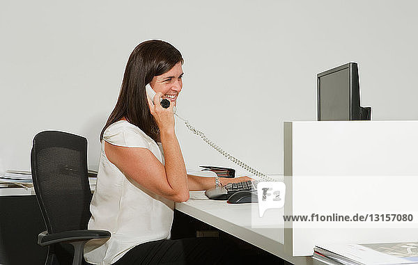 Arbeitende Frau am Telefon