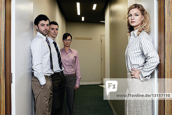 2 Frauen und 2 Männer in einem Bürokorridor