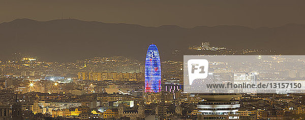 Panoramablick auf das Stadtbild und den Torre Agbar bei Nacht  Barcelona  Katalonien  Spanien