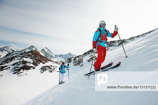 Skifahrer beim Aufstieg  Kuhtai  Österreich