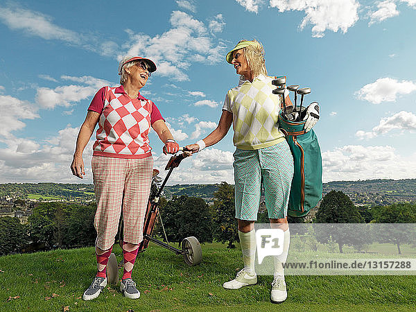 Ältere Damen spielen Golf