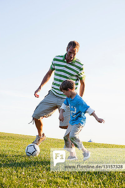 Vater und Sohn beim Fußballspielen
