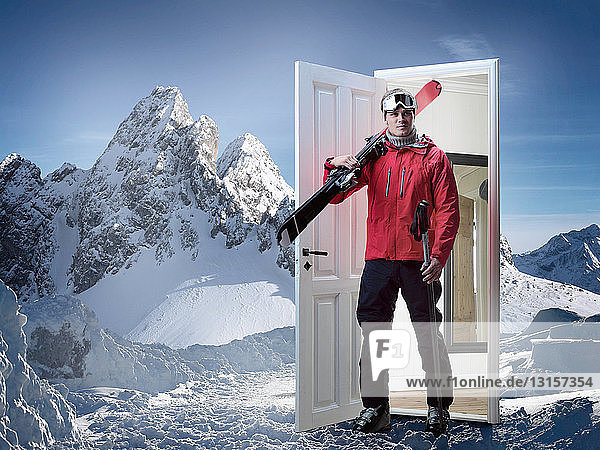 Skifahrer  der aus einer Tür in den Bergen kommt