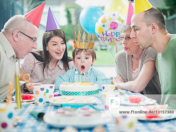 Junge mit Familie bei Geburtstagsfeier