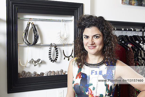 Porträt einer Geschäftsinhaberin in einer Modeboutique