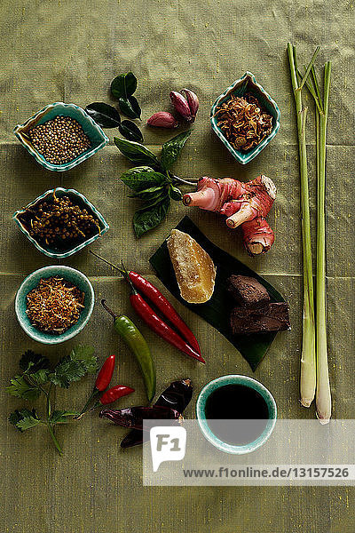 Frische Zutaten für traditionell thailändische Gerichte