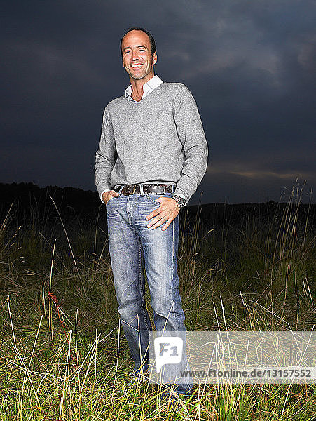 Mann steht auf einem Feld  bei Nacht