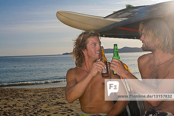 Surfer trinken Bier
