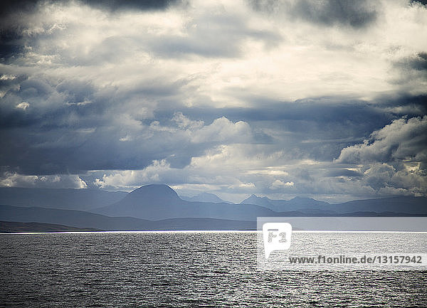 Gewitterwolken ziehen über einem See auf  Highland  Schottland