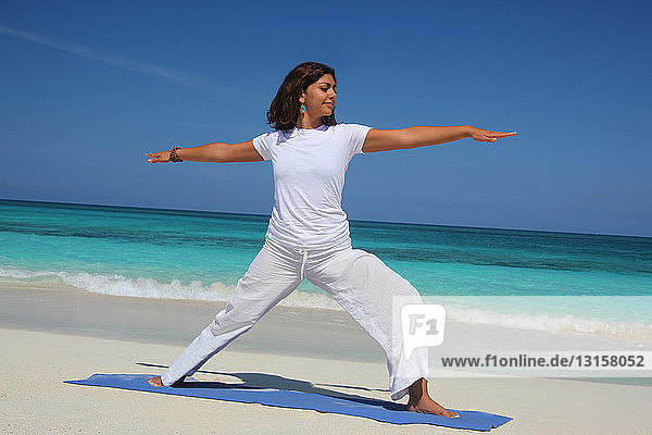 Junge Frau in Yoga-Krieger-Pose  Paradise Island  Nassau  Bahamas