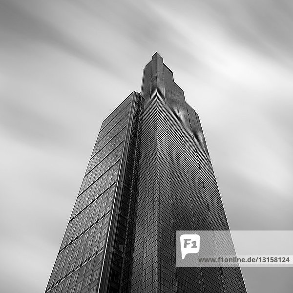 Niedriger Blickwinkel eines Wolkenkratzers