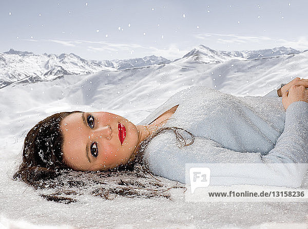 Junge Frau Schönheit Porträt im Schnee