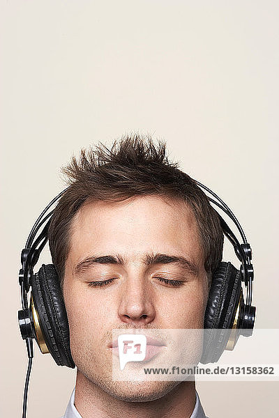 Junger Mann mit Kopfhörern