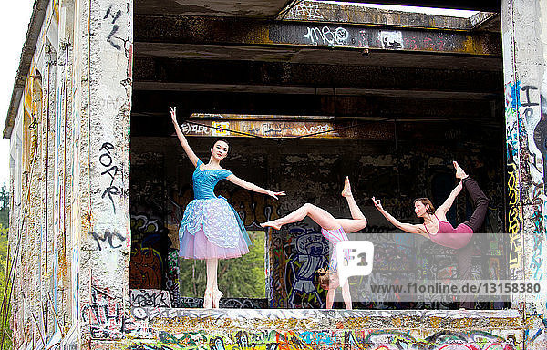Turnerin und Ballerina beim Auftritt mit Graffiti an der Wand