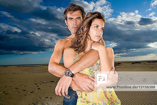 Verliebtes sexy Paar am Strand