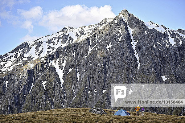 Zwei Personen beim Zelten in den Bergen  Neuseeland
