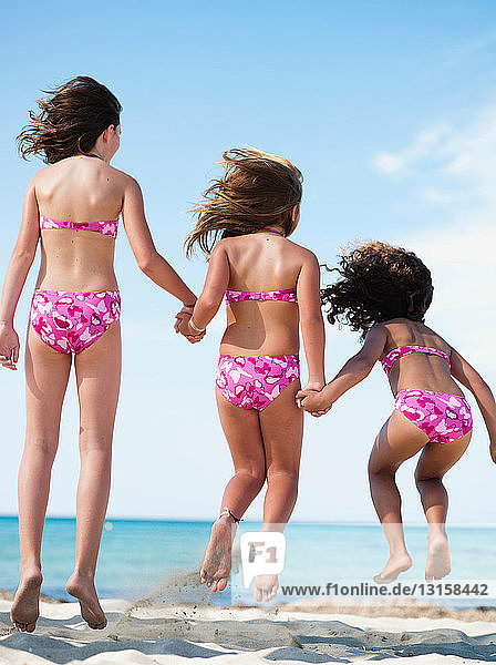 Junge Mädchen spielen am Strand