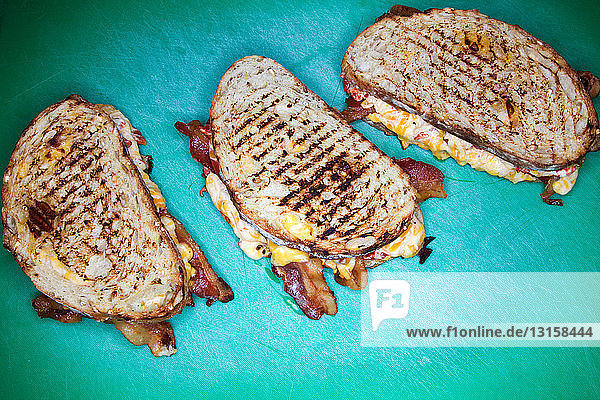 Drei gegrillte Käsesandwiches