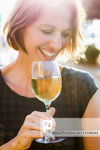 Frau trinkt ein Glas Wein im Freien