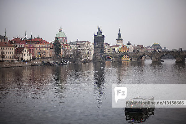 Karlsbrücke und Moldau  Prag  Tschechische Republik