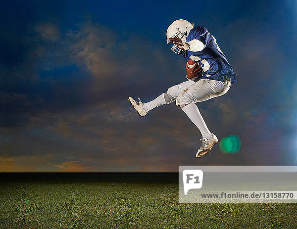American-Football-Spieler springt in die Luft