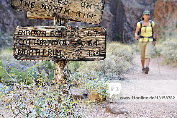 Weiblicher Wanderer und rustikales Schild  Grand Canyon  Flagstaff  Arizona  USA