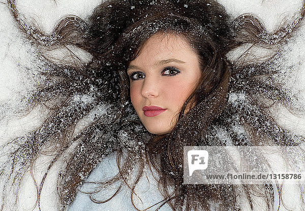 Schönheit junge Frau Porträt im Schnee
