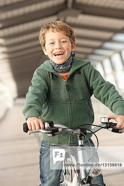 Junge fährt Fahrrad in einem Stadttunnel