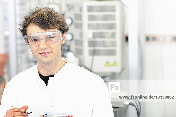 Wissenschaftlerin trägt Schutzbrille im Labor