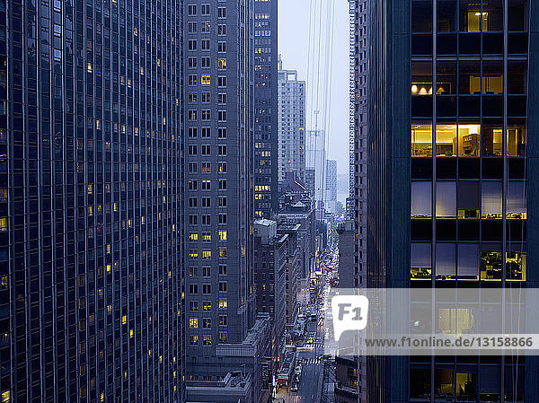 Blick von oben auf die Rushhour zwischen Wolkenkratzern in der Abenddämmerung  New York  USA