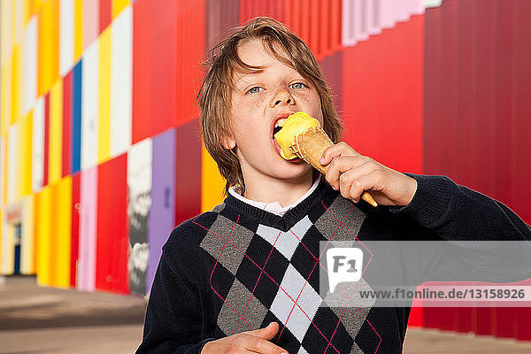 Junge genießt Eiscreme im Freien