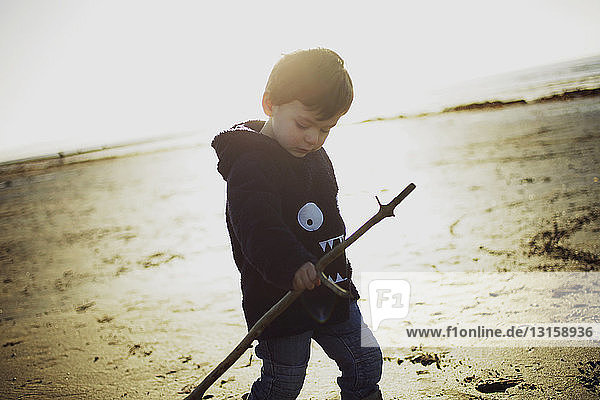 Junge am Strand von Troon  Ayrshire  Schottland