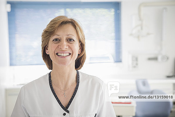 Porträt einer Zahnarzthelferin im Untersuchungsraum