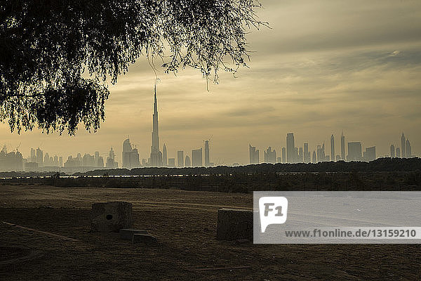 Silhouettenansicht des Burj Khalifa und der Skyline der Stadt in der Morgendämmerung  Dubai