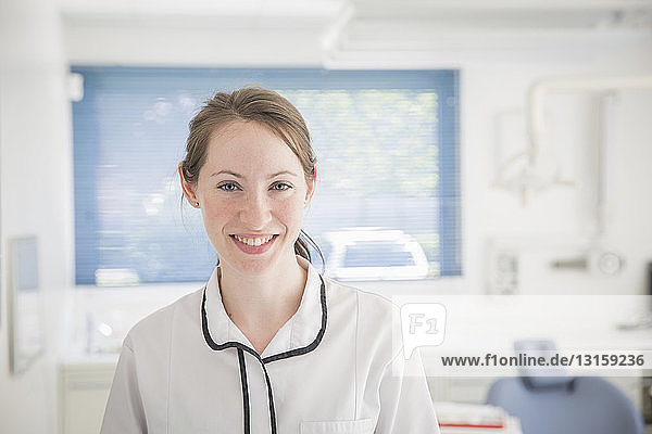 Porträt einer Zahnarzthelferin im Untersuchungsraum