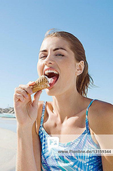 Ein Mädchen isst ein Eis