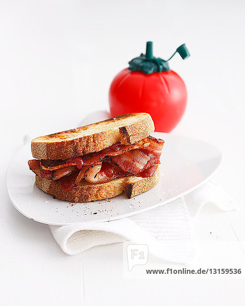 Bacon-Sandwich mit Tomatenketchup