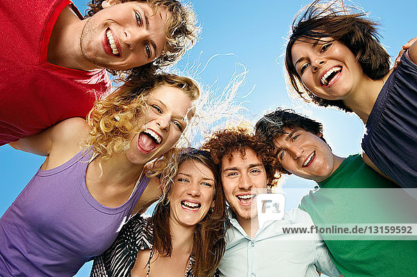 Porträt von sechs jungen glücklichen Menschen