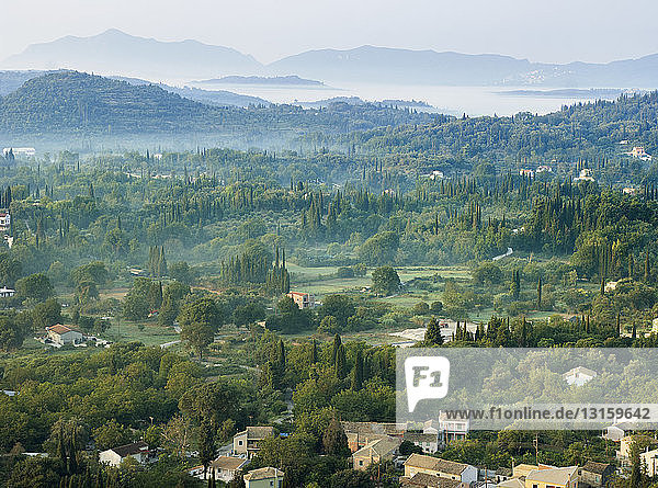 Blick auf Häuser in einem nebligen Tal  Sardinien  Italien