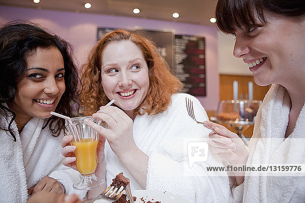 Frauen trinken Saft in einem Cafe