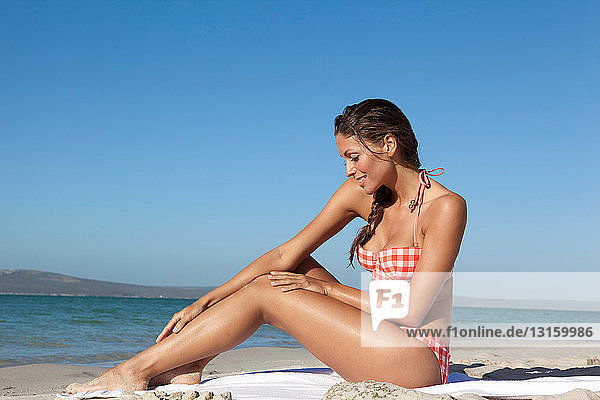 Frau entspannt sich im Sand am Strand