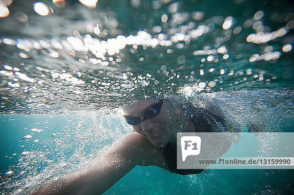 Schwimmer beim Training im Meer