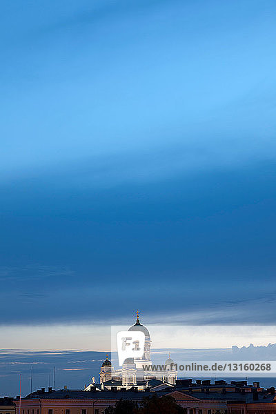 Verziertes Gebäude unter bewölktem Himmel