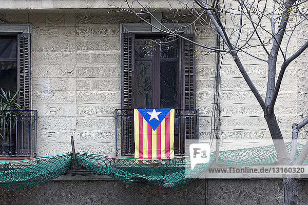 Katalanische Unabhängigkeitsflagge auf dem Balkon einer Wohnung  Barcelona  Katalonien  Spanien