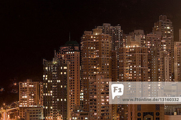 Städtische Wolkenkratzer bei Nacht beleuchtet