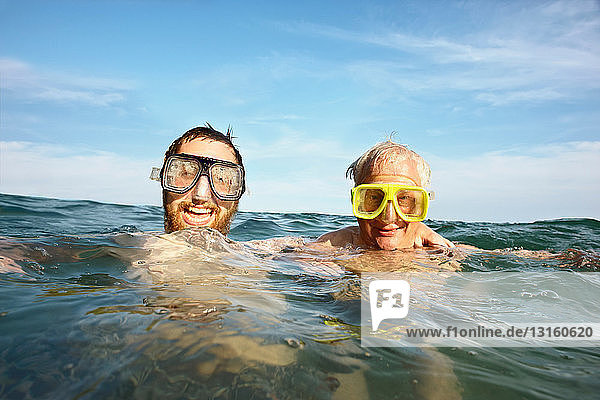 Porträt von zwei Männern  die im Meer schwimmen